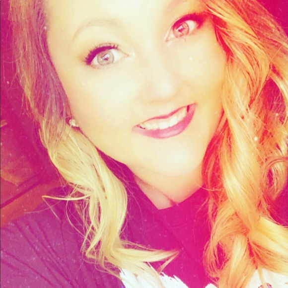 Meet your Posher, Kayla - Picture 3 of 5